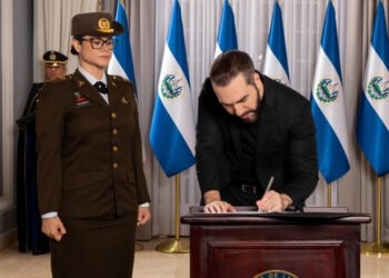 El Salvador. El presidente Bukele y la ministra de Educación (@nayibbukele).