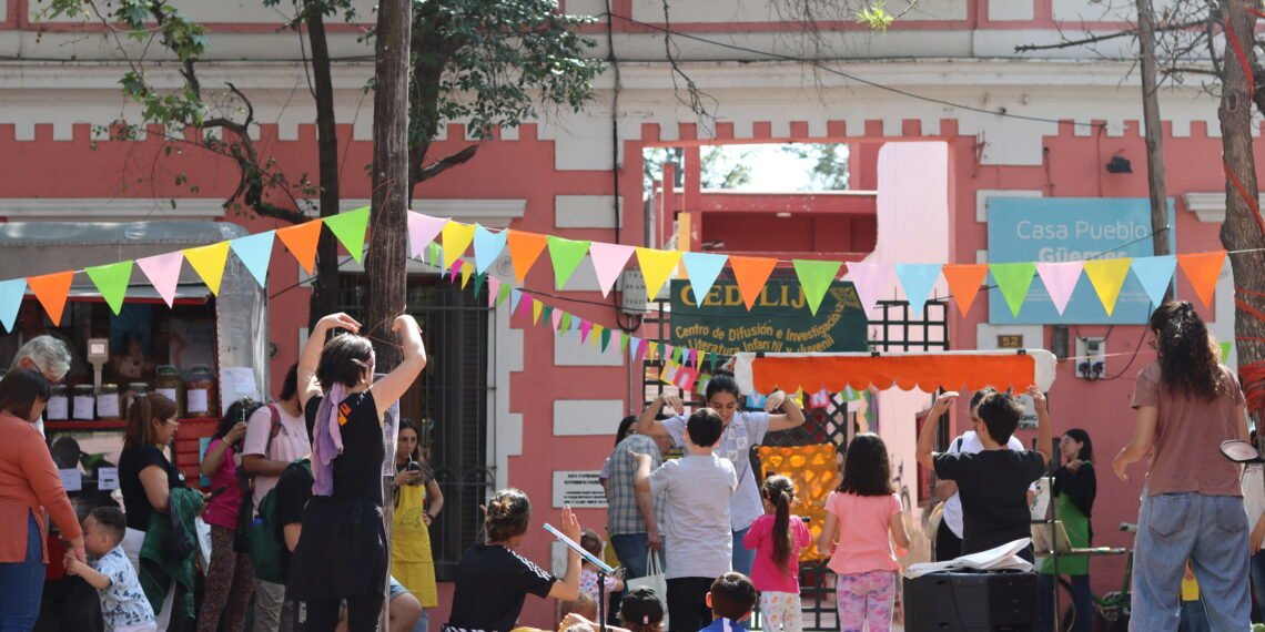 Trepar el árbol, el homenaje a Gustavo Roldán en Córdoba: actividad de narraciones para niños y niñas