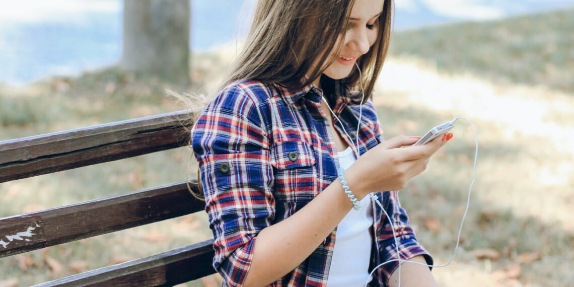 Los chatbots de inteligencia artificial se están convirtiendo en confidentes, consejeros e incluso "amigos" de los jóvenes (prostooleh/FreePick)