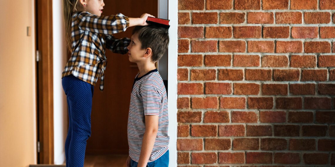 Cómo influye la pubertad en el crecimiento de niños y niñas (rawpixel.com/FreePick).