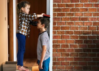 Cómo influye la pubertad en el crecimiento de niños y niñas (rawpixel.com/FreePick).