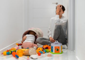 Lejos de ser una travesura, lanzar objetos es una manifestación natural y fundamental de su desarrollo cognitivo y motor (FreePick).