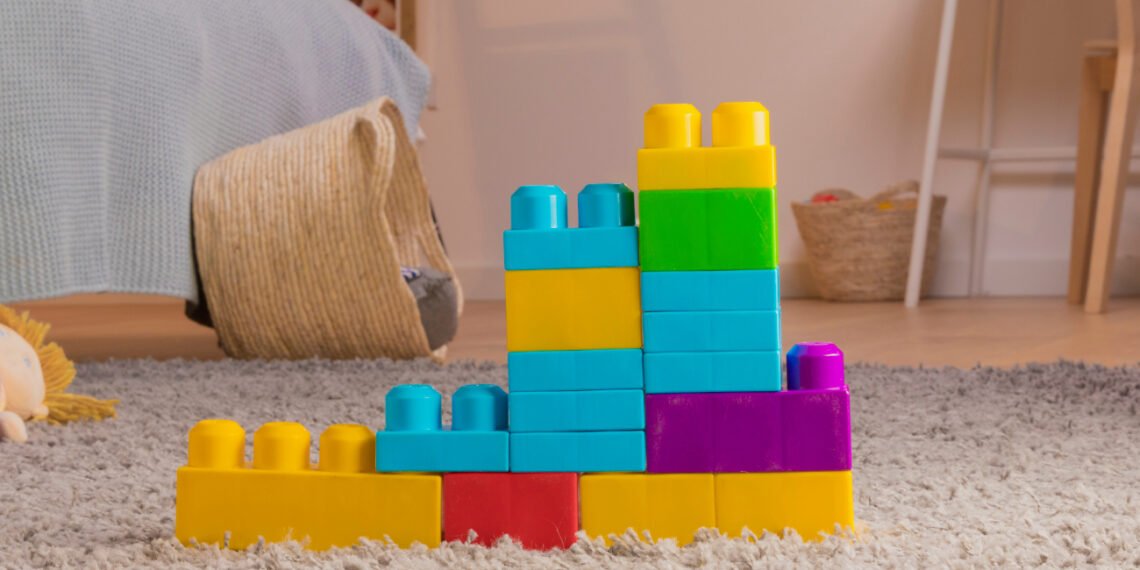 Cómo elegir los bloques adecuados según la edad de los bebés, niños o niñas (FreePick).