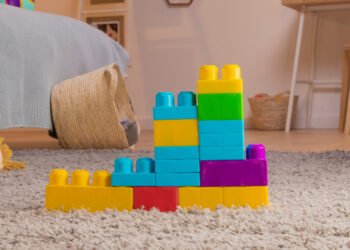 Cómo elegir los bloques adecuados según la edad de los bebés, niños o niñas (FreePick).