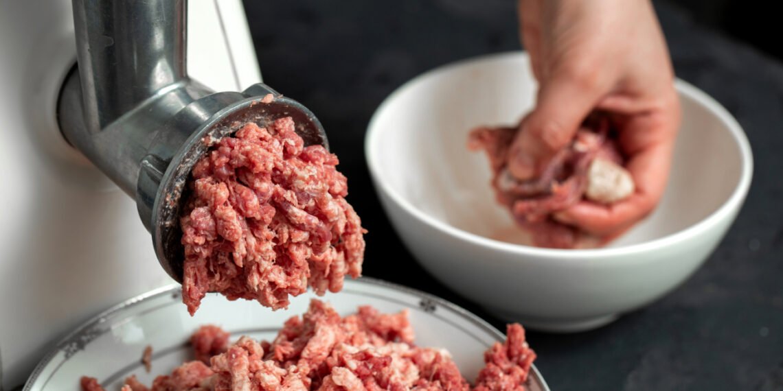 Advierten por los peligros de consumir carne molida mal cocida (FreePick/@mdjaff).
