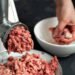 Advierten por los peligros de consumir carne molida mal cocida (FreePick/@mdjaff).