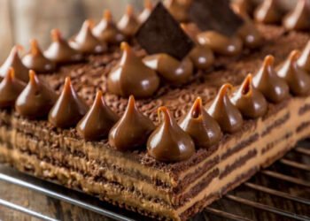 Chocotorta, un postre fácil y rápido para disfrutar en familia (Adobe Stock).