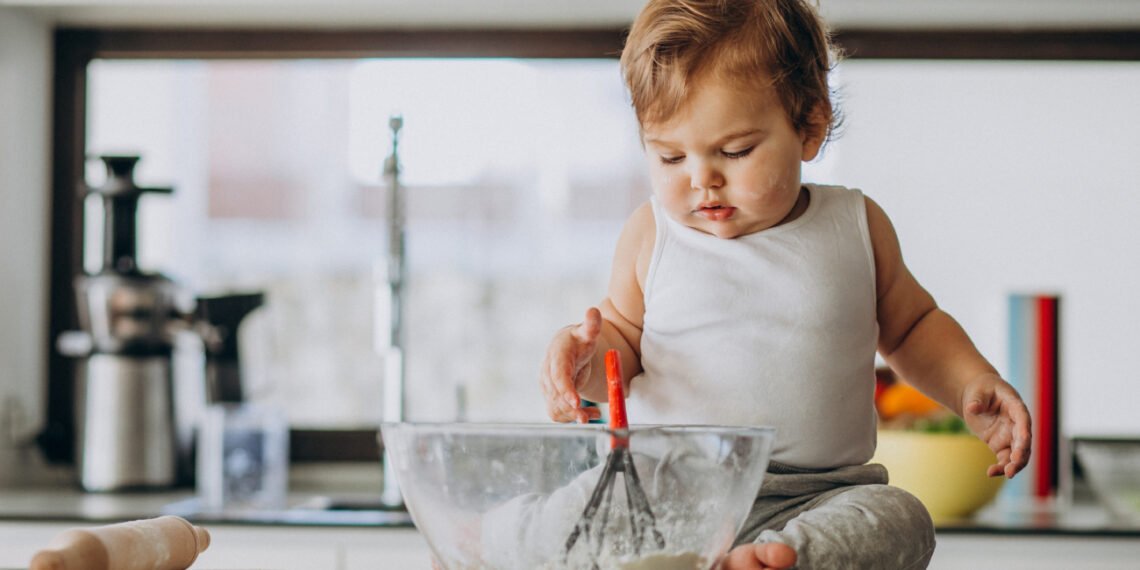 Entre los dos y los tres años, los niños y niñas comienzan a sentar las bases de su independencia (Kireyonok_Yuliya/FreePick).