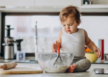 Entre los dos y los tres años, los niños y niñas comienzan a sentar las bases de su independencia (Kireyonok_Yuliya/FreePick).