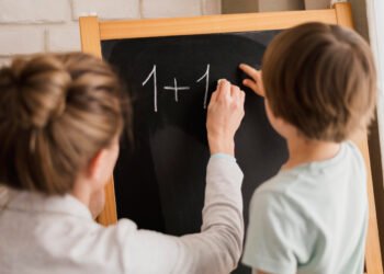 Alertan por el bajo rendimiento escolar en Francia y España (FreePick).