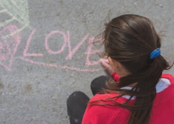 El suicidio, primera causa de muerte entre adolescentes mujeres: un informe de la Universidad Austral alerta sobre una crisis silenciosa