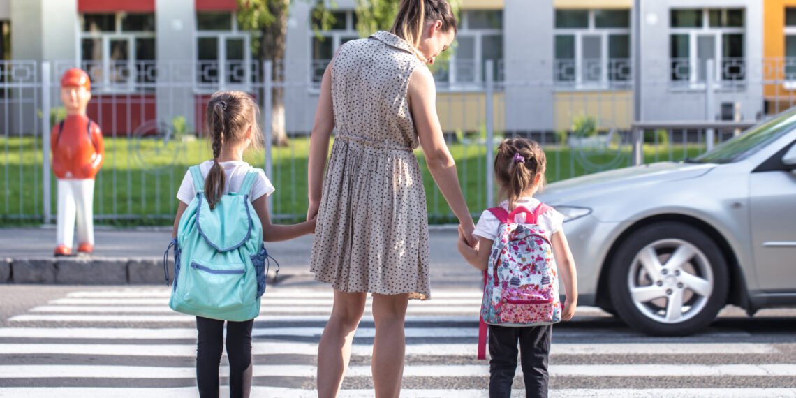 Una madre, camino a la escuela con sus hijas (pvproductions/FreePick)