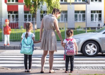 Una madre, camino a la escuela con sus hijas (pvproductions/FreePick)