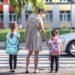 Una madre, camino a la escuela con sus hijas (pvproductions/FreePick)