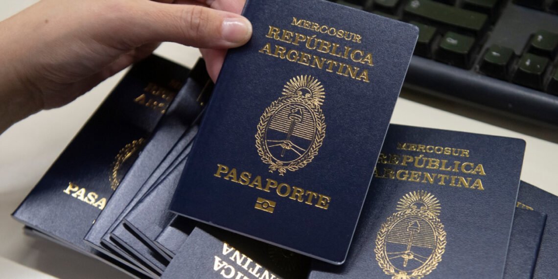 Detectaron fallas en miles de pasaportes argentinos (Renaper).
