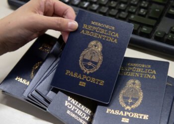 Detectaron fallas en miles de pasaportes argentinos (Renaper).