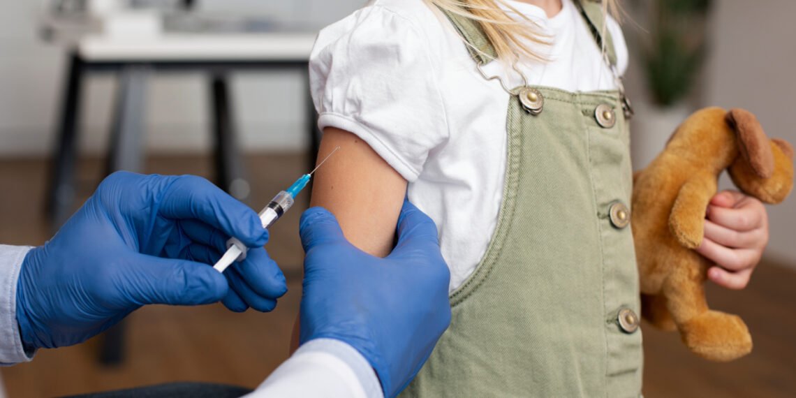 Cumplir con el calendario de vacunación es un acto de amor y responsabilidad que previene enfermedades graves (FreePick).