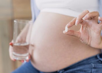 Seis preguntas y respuestas sobre el consumo de paracetamol durante el embarazo y la lactancia (lookstudio/FreePick).