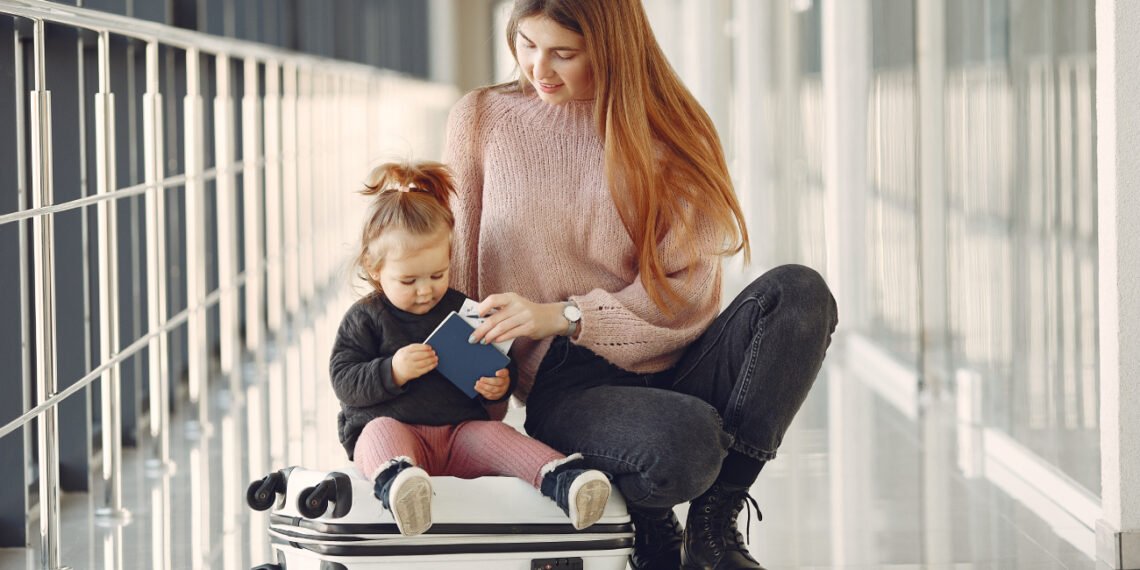 Para los menores de 16 años, tanto el pasaporte como la tarjeta tienen una validez de cinco años. (prostooleh/Freepick).