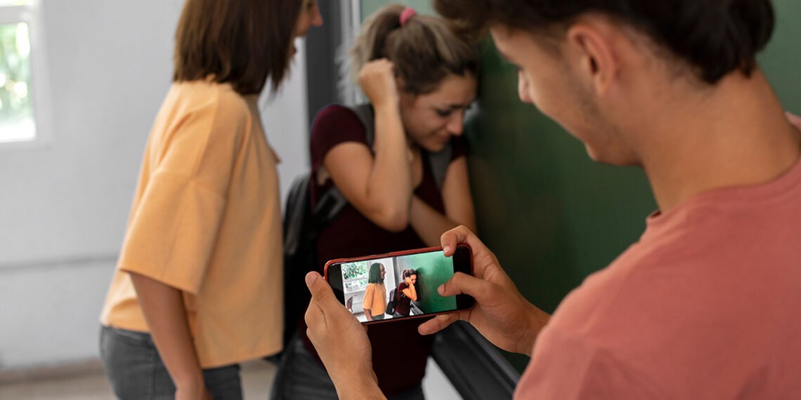 El acosador se sirve del apoyo de otros actores para concretar y continuar su práctica de ciberbullying (FreePick).