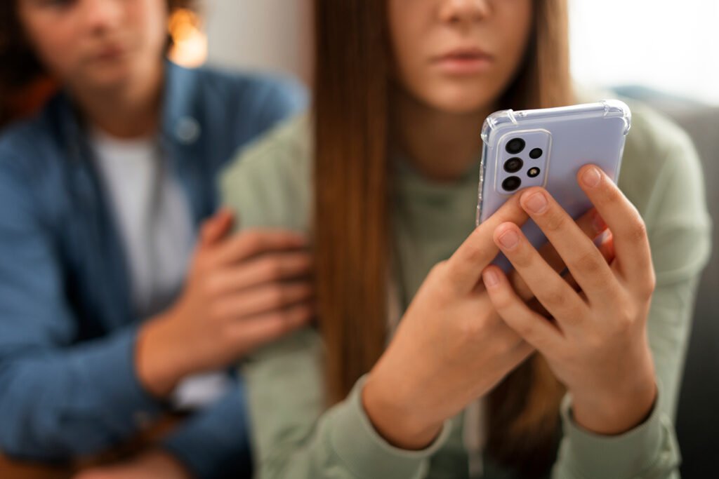 El ayudante de la víctima es un soporte clave para atravesar una situación de ciberbullying (FreePick).