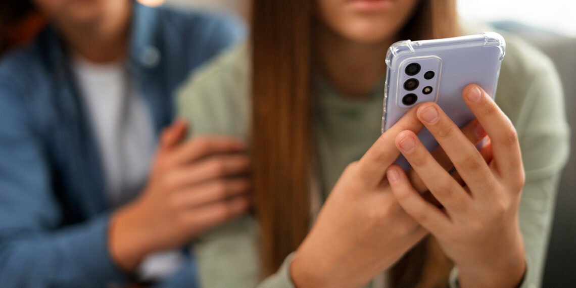 El ayudante de la víctima es un soporte clave para atravesar una situación de ciberbullying (FreePick).