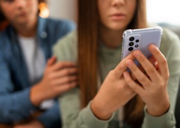 El ayudante de la víctima es un soporte clave para atravesar una situación de ciberbullying (FreePick).