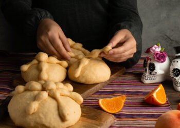 Ofrendas para los que ya no están, una característica de estas celebraciones (FreePick).