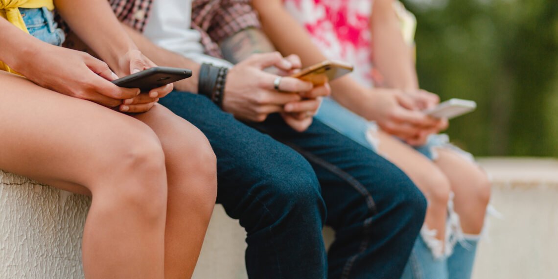 Qué dice la Sociedad Argentina de Pediatría sobre el uso de celulares en adolescentes