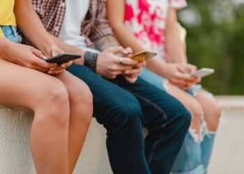 Qué dice la Sociedad Argentina de Pediatría sobre el uso de celulares en adolescentes