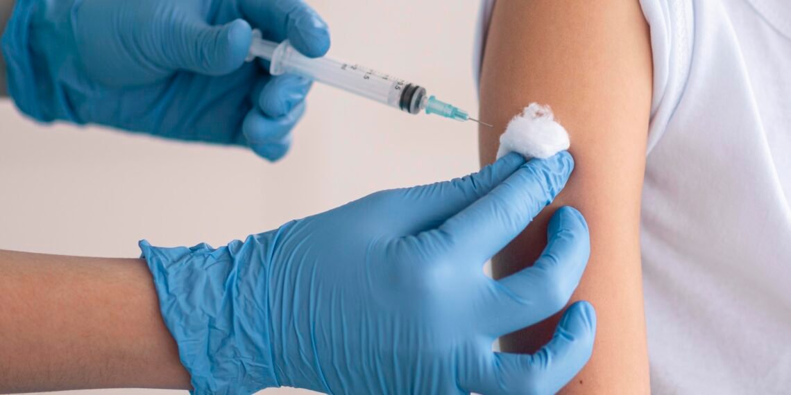 Córdoba amplía la vacunación contra el dengue a adolescentes de 15 a 17 años