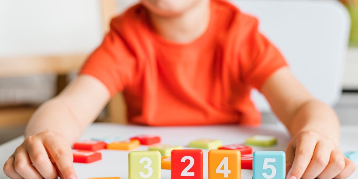 Clasificar, emparejar, apilar, crear patrones, armar rompecabezas, reconocer formas, etapas clave en el desarrollo de nuestros hijos (FreePick).