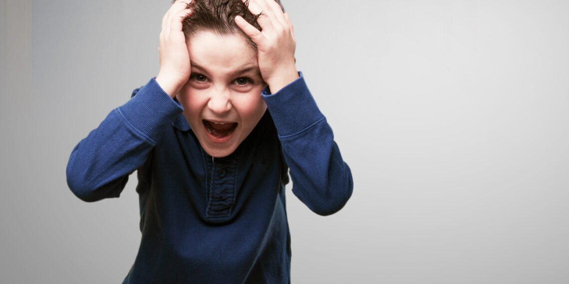 Los especialistas denominan “colapaso de restricción” a las crisis emocionales que se producen al liberar la tensión acumulada durante un día en entornos como los escolares. Las claves para detectarlos y actuar. (asier_relampagoestudio/FreePick).