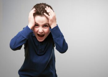 Los especialistas denominan “colapaso de restricción” a las crisis emocionales que se producen al liberar la tensión acumulada durante un día en entornos como los escolares. Las claves para detectarlos y actuar. (asier_relampagoestudio/FreePick).