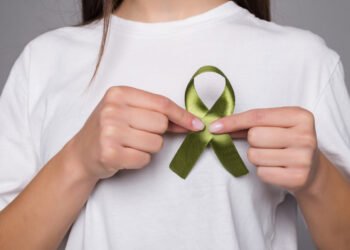 La cinta verde es el símbolo universal de la concienciación sobre la salud mental (FreePick/diana.grytsku).