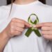 La cinta verde es el símbolo universal de la concienciación sobre la salud mental (FreePick/diana.grytsku).