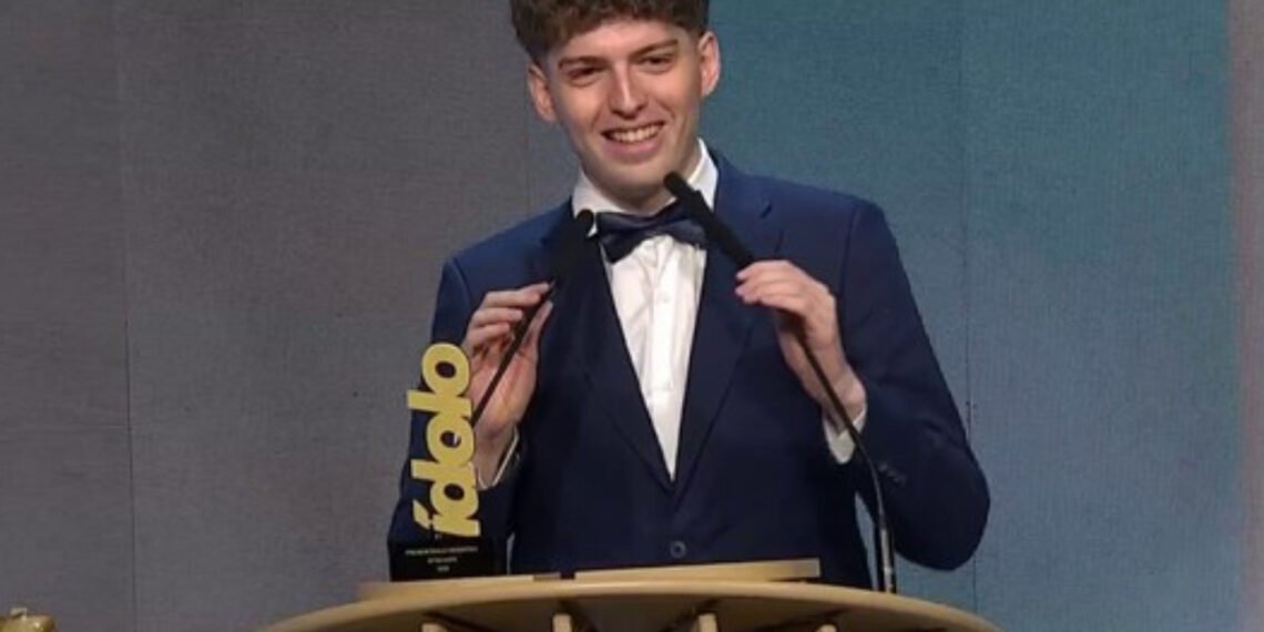 Davo, al recibir el premio Ídolo en la categoría Streamer (Captura de video).