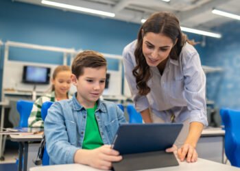 El rol de los docentes, clave en la era de la IA (zinkevych/FreePick).