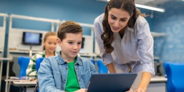 El rol de los docentes, clave en la era de la IA (zinkevych/FreePick).