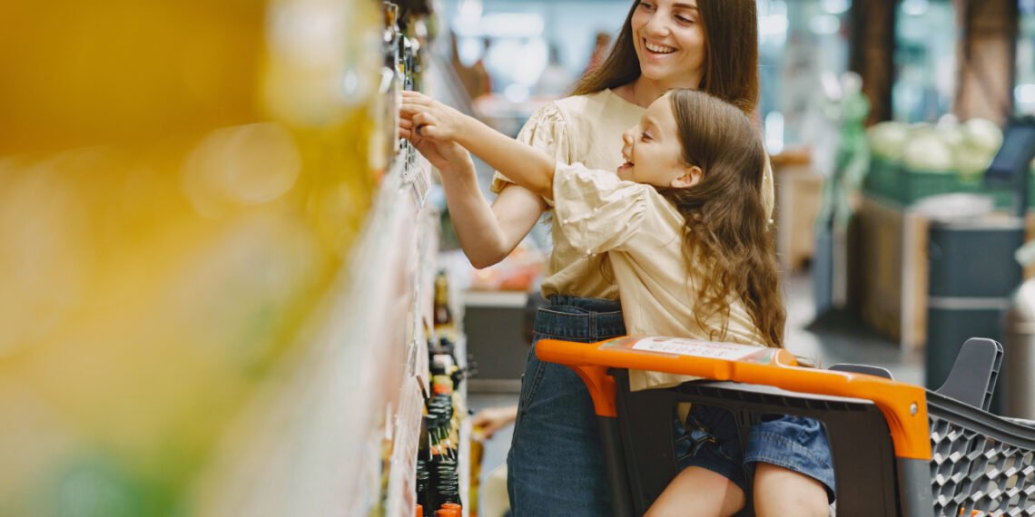 Una familia comprando en el supermercado (prostooleh/FreePick).