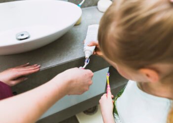 Aprender a lavarse los dientes: salud bucal en la primera infancia