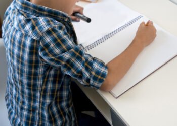 Padre deberá indemnizar a su hijo por el daño que le provocó el reconocimiento tardío (Justicia Córdoba).