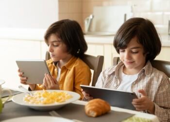 Un estudio alerta que casi la mitad de los niños usa pantallas durante las comidas: qué riesgos señala la salud pública