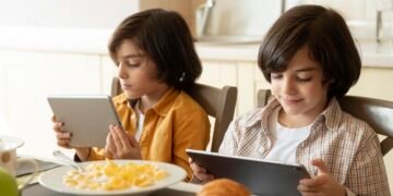 Un estudio alerta que casi la mitad de los niños usa pantallas durante las comidas: qué riesgos señala la salud pública