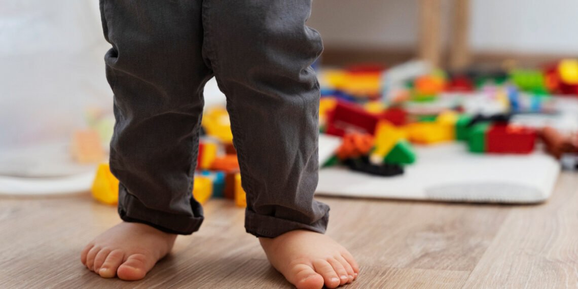 Especialistas destacan los beneficios de que los bebés y niños caminen en pies descalzos (FreePick).