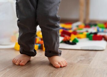 Especialistas destacan los beneficios de que los bebés y niños caminen en pies descalzos (FreePick).