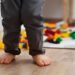 Especialistas destacan los beneficios de que los bebés y niños caminen en pies descalzos (FreePick).