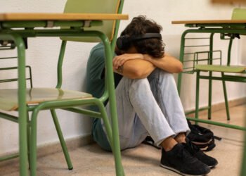 Especialistas coinciden en que la escuela cumple un rol clave en la detección y prevención de casos de suicidio (FreePick).