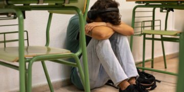 Especialistas coinciden en que la escuela cumple un rol clave en la detección y prevención de casos de suicidio (FreePick).