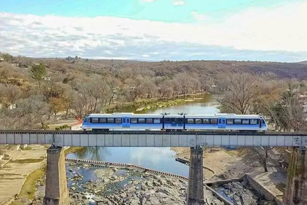 Tren de las Sierras es un planazo para que niños y niñas disfruten en familia o con su escuela (trendelassierras.com.ar).
